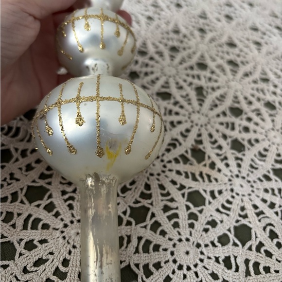 Glass tree topper vintage hand blown.  Golds and pearl white colors. 11” - Picture 9 of 11